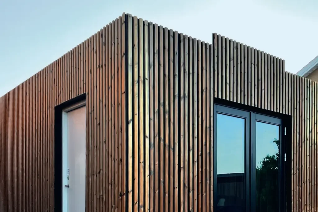 Scandinavian Wood Wall: Udendørs træpaneler bygget på jysk ...